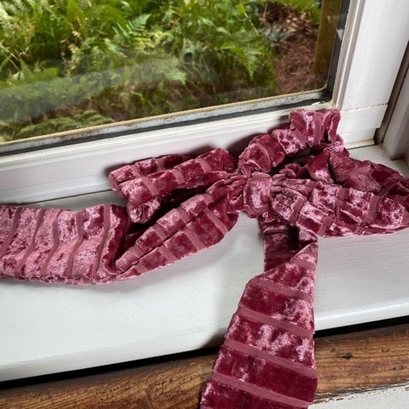 Anthropologie Rhea Pink Velvet Hair Bow Scrunchie - Picture 1 of 1